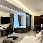 Western Ferrari 4* نولا